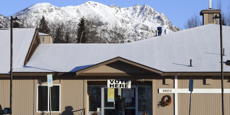 Un seggio a Eagle River, Alaska. (Anne Raup/Anchorage Daily News via AP)