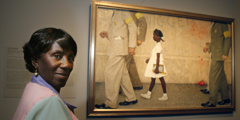 Lucille Bridges di fronte al quadro di Norman Rockwell "Il problema con cui conviviamo", a Houston, Texas (AP Photo/Houston Chronicle, Steve Ueckert, File)