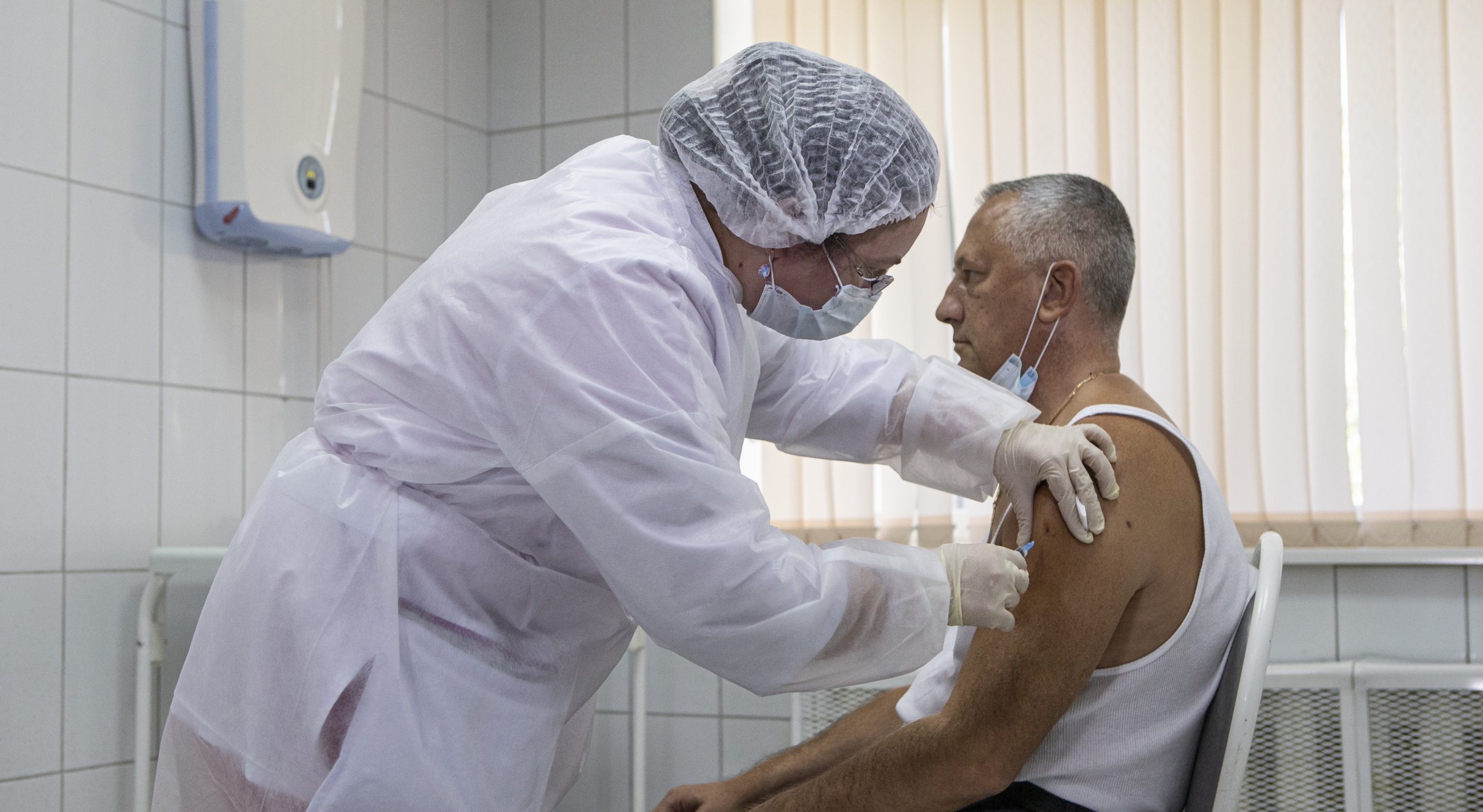 La somministrazione di una dose del vaccino sperimentale Sputnik V a Mosca, Russia (AP Photo/Alexander Zemlianichenko Jr, File)