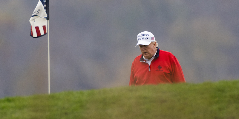 Donald Trump mentre gioca a golf nel suo campo di Sterling, in Virginia, sabato 21 novembre. (AP Photo/Manuel Balce Ceneta)