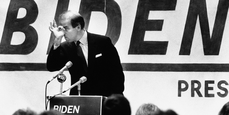 Joe Biden durante un comizio in preparazione alle primarie alla University of Iowa, il 13 aprile 1987. (AP Photo/Rodney White)