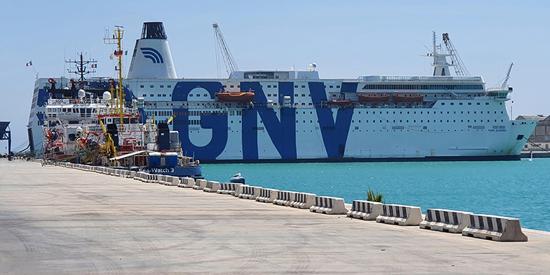 La nave GNV Azzurra della società Grandi Navi Veloci utilizzata per il periodo di quarantena dei migranti che sbarcano a Porto Empedocle, Agrigento, agosto 2020
(ANSA/CARMELO IMBESI)
