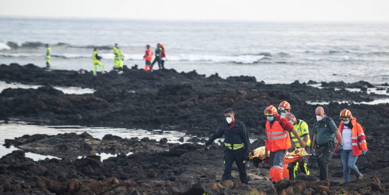 Le operazioni di soccorso a Lanzarote, la mattina del 25 novembre 2020. (EPA/ Javier Fuentes Figueroa/ ANSA)