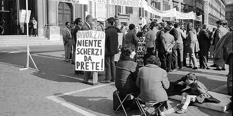 Una manifestazione a Piazza Montecitorio per il diritto alla casa e al lavoro durante la quale sono esposti anche cartelli a favore del divorzio, Roma, 11 novembre 1970 (ANSA)