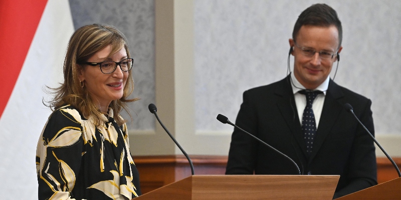 La ministra degli Affari Esteri bulgara Ekaterina Zaharieva (a sinistra) con il suo omologo unghesere Peter Szijjarto durante una conferenza stampa congiunta a Budapest, Ungheria, 19 ottobre 2020. (ANSA/EPA /Tibor Illyes)
