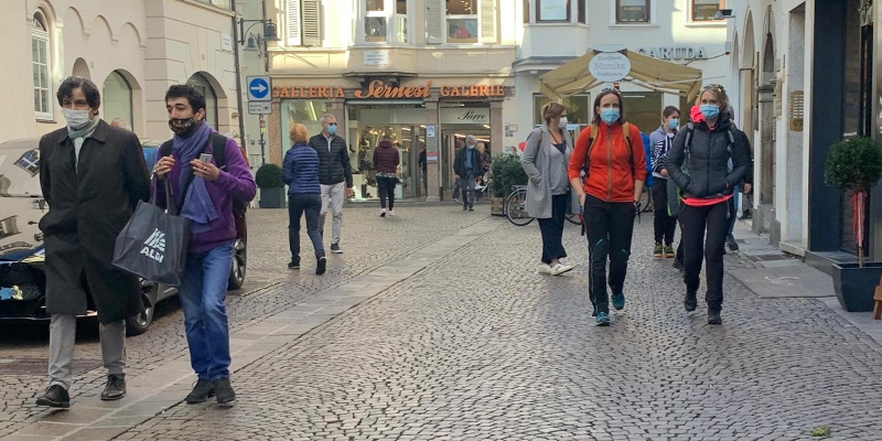 Persone passeggiano per Bolzano, 02 novembre 2020 (ANSA/G.News)