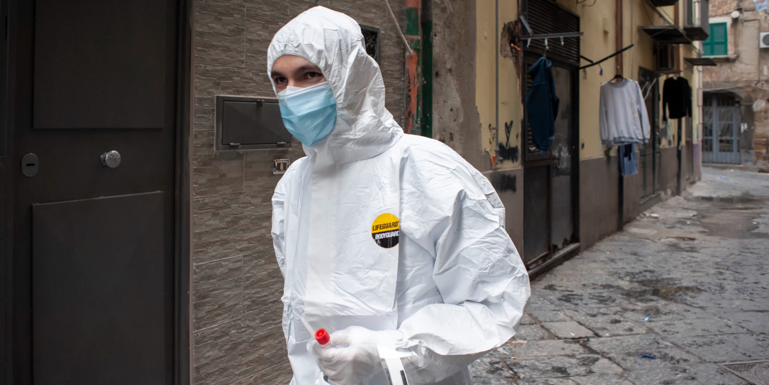 Un operatore sanitario nei Quartieri Spagnoli per effettuare test per il coronavirus a domicilio, Napoli, 17 novembre 2020 (ANSA/Valeria Ferraro/SOPA Images via ZUMA Wire)