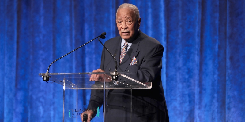 David Dinkins riceve un premio all'Intrepid Sea-Air-Space Museum, a New York, il 6 giugno 2017. (Cindy Ord/Getty Images per I Have a Dream Foundation)