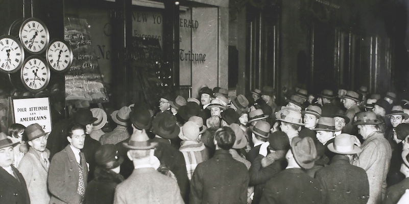 Una folla assiepata davanti alla redazione del New York Herald di prima mattina per sapere il risultato delle elezioni, in una foto non datata. (Hulton Archive/Getty Images)