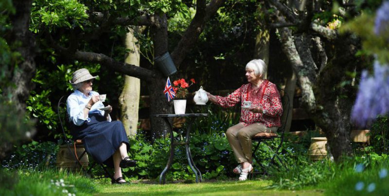 Due amiche bevono il loro "afternoon tea" a Northampton, in Inghilterra. (Shaun Botterill/ Getty Images)