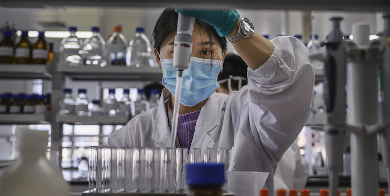 Una ricercatrice della Sinovac Biotech di Pechino, dove è in fase di sviluppo un vaccino per il coronavirus. (Kevin Frayer/Getty Images)