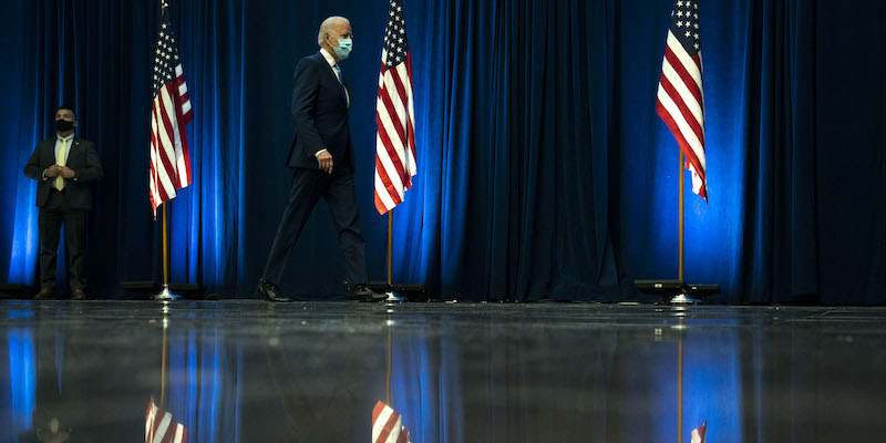 Joe Biden prima di un discorso a Wilmington, Delaware, per commentare i risultati elettorali, il 4 novembre 2020. (Drew Angerer/Getty Images)