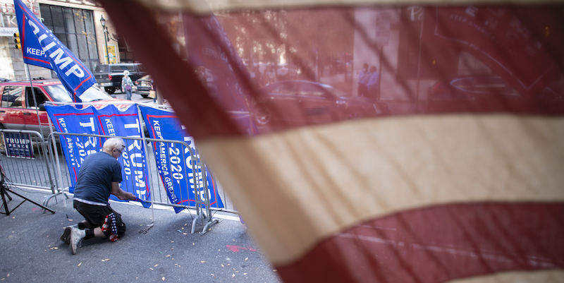 Un sostenitore di Donald Trump protesta davanti a un ufficio elettorale di Philadelphia, Pennsylvania. (Mark Makela/Getty Images)