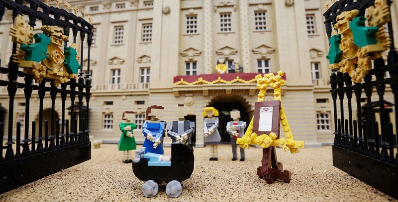 Un modellino Lego che rappresenta il principe William e Kate Middleton - duca e duchessa di Cambridge - davanti a Buckingham Palace in occasione della nascita del loro primogenito, il principe George, il 22 luglio 2013. (Matthew Lloyd/ Getty Images)