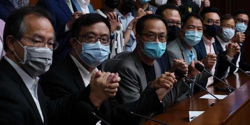 I parlamentari pro-democrazia di Hong Kong, lunedì 9 novembre, dopo una conferenza stampa in cui avevano annunciato che si sarebbero dimessi in massa se qualcuno di loro fosse stato espulso (AP/Vincent Yu)