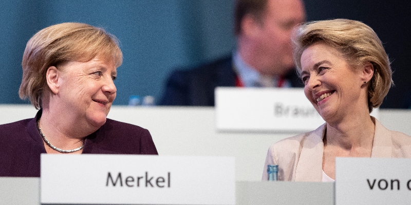 La cancelliera tedesca Angela Merkel e la presidente della Commissione europea Ursula von der Leyen, a Lipsia, in Germania, il 22 novembre 2019 (Maja Hitij / Getty Images)