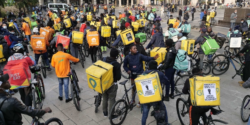La protesta dei rider a Milano, 5 novembre 2020 (Luca Ponti/ Pacific Press via ZUMA Wire/ANSA)
