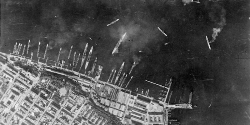 La base navale di Taranto vista dall'alto dopo il bombardamento britannico (Wikimedia Commons)