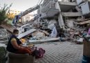Più di 80 persone sono morte in Turchia e in Grecia per il terremoto di venerdì