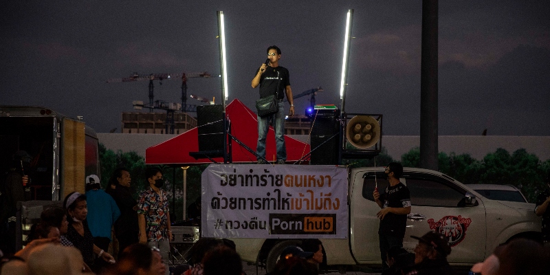 La manifestazione davanti al ministero per il Digitale thailandese a Bangkok contro la decisione del governo di bloccare l'accesso a Pornhub e ad altri 190 siti porno (Lauren DeCicca/Getty Images)