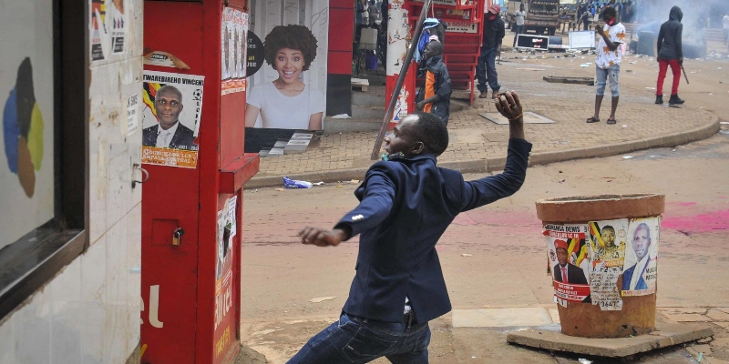 Scontri tra polizia e manifestanti che sostengono il candidato presidenziale dell'opposizione Bobi Wine, nel centro di Kampala, in Uganda, mercoledì 18 novembre 2020 (AP)
