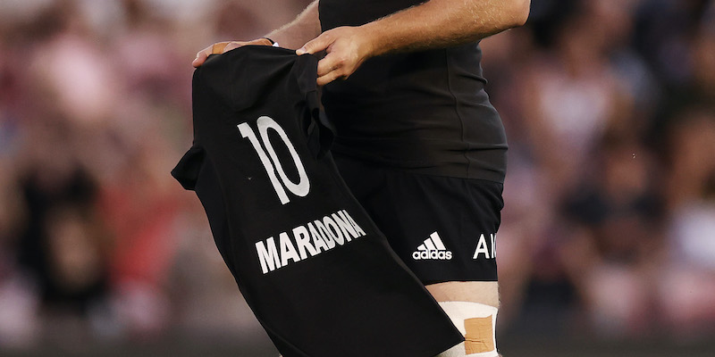 Sam Cane, capitano degli All Blacks, con la maglia di Maradona (Cameron Spencer/Getty Images)