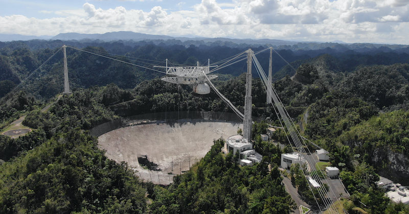 L'antenna del radiotelescopio presso l'osservatorio di Arecibo (© El Nuevo Dia de Puerto Rico via ZUMA Press / ANSA)