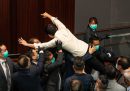 A Hong Kong sono stati arrestati sette politici a favore della democrazia, tra cui quattro parlamentari