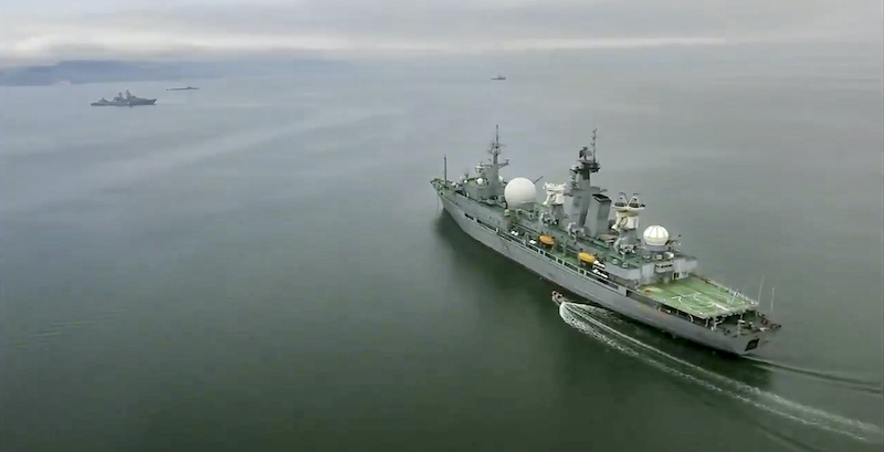Una nave militare russa nel mare di Bering (Russian Defense Ministry Press Service via AP)