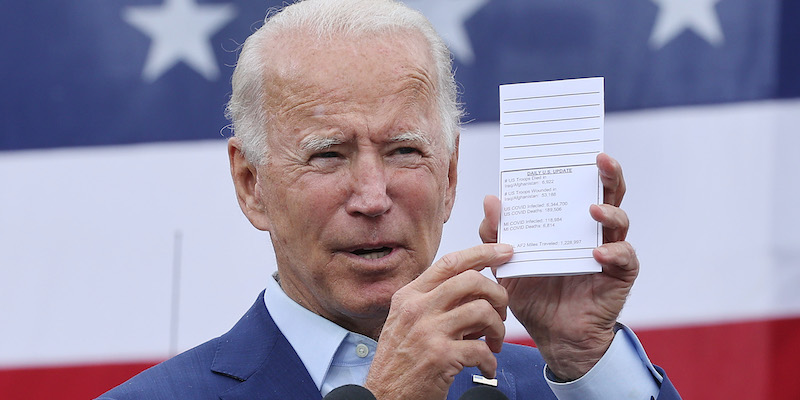 Joe Biden durante un evento elettorale a settembre mentre mostra un foglietto con gli eventi importanti del giorno. (Chip Somodevilla/Getty Images)