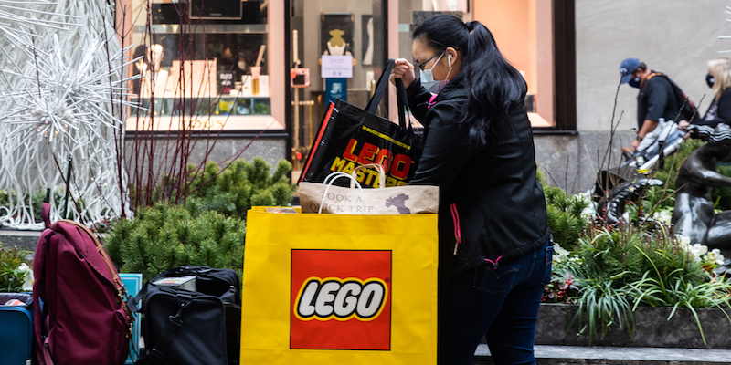 Acquisti del Black Friday a New York, il 27 novembre 2020 (Jeenah Moon/Getty Images)