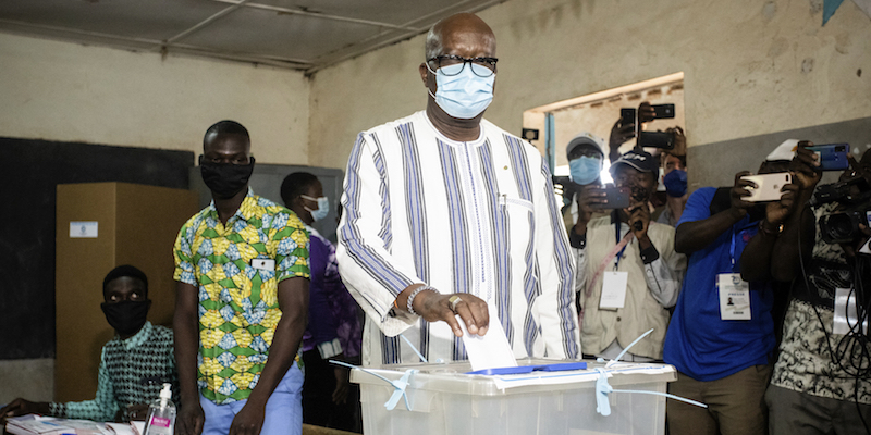Il presidente del Burkina Faso Roch Kaboré vota alle elezioni presidenziali e legislative a Ouagadougou, il 22 novembre 2020 (La Presse/AP Photo/Sophie Garcia)
