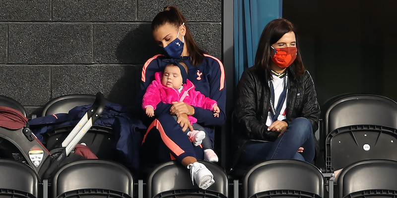 Alex Morgan con sua figlia in tribuna durante Tottenham-London City Lionesses (Linnea Rheborg/Getty Images)