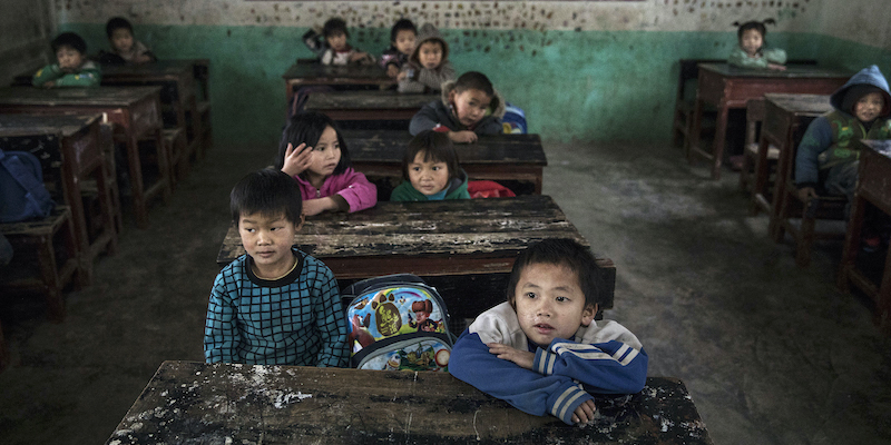 I figli di lavoratori migranti frequentano la scuola nel villaggio di Anshun, in Cina (Kevin Frayer/Getty Images)