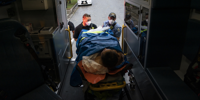 Un paziente caricato in ambulanza nel Maryland (Photo by Alex Edelman/Getty Images)