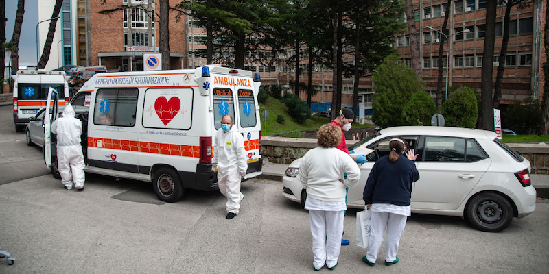 Ambulanze e auto in coda fuori dall’ospedale Cotugno di Napoli, giovedì 12 novembre (Ivan Romano/Getty Images)