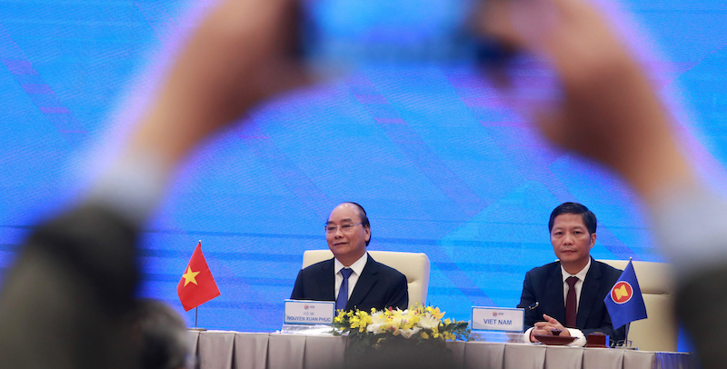Il primo ministro vietnamita, Nguyen Xuan Phuc (a sinistra), e il ministro del Commercio, Tran Tuan Anh, durante la cerimonia virtuale di firma dell'accordo (AP Photo/Hau Dinh)