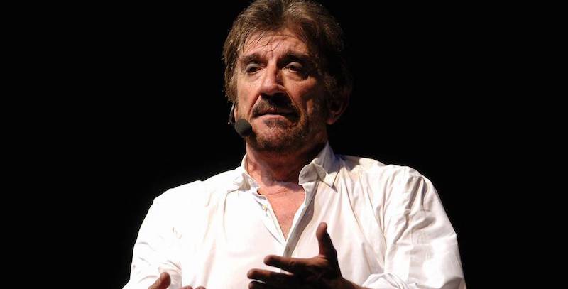 Gigi Proietti durante uno spettacolo per celebrare i suoi 40 anni di carriera nel 2004, al Teatro Brancaccio, a Roma (Musacchio &amp; F.Ianniello / FARABOLAFOTO/ANSA)