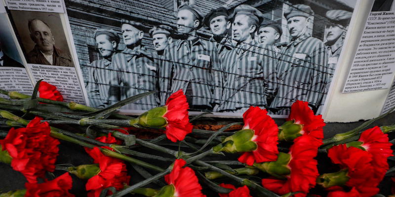 Una commemorazione delle vittime dei gulag lo scorso ottobre a Mosca (EPA/YURI KOCHETKOV)