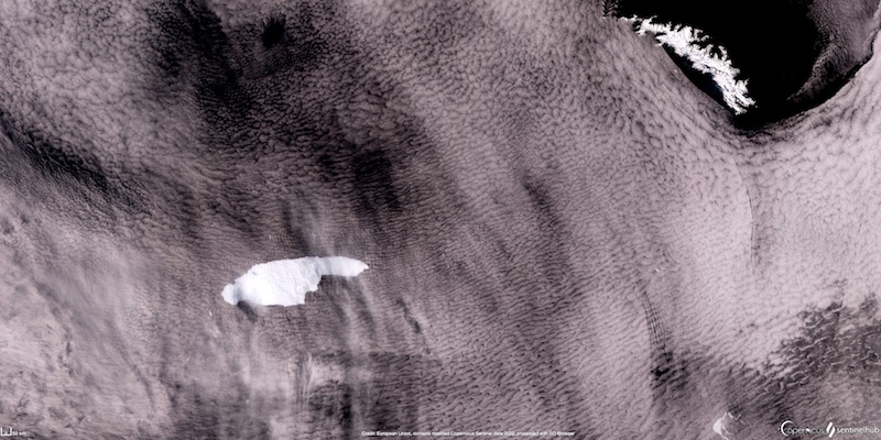 L'iceberg A-68A, a sinistra, fotografato il 2 novembre 2020 dalla missione spaziale dell'Agenzia Spaziale Europea Copernicus Sentinel-3; in alto a destra c'è la Georgia del Sud (ESA/Copernicus Sentinel)