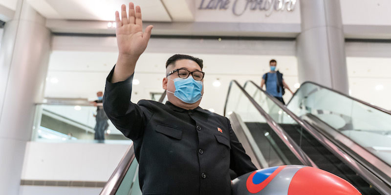 Un imitatore del dittatore della Corea del Nord Kim Jong-un con una mascherina a Hong Kong, il 28 aprile 2020 (Anthony Kwan/Getty Images)