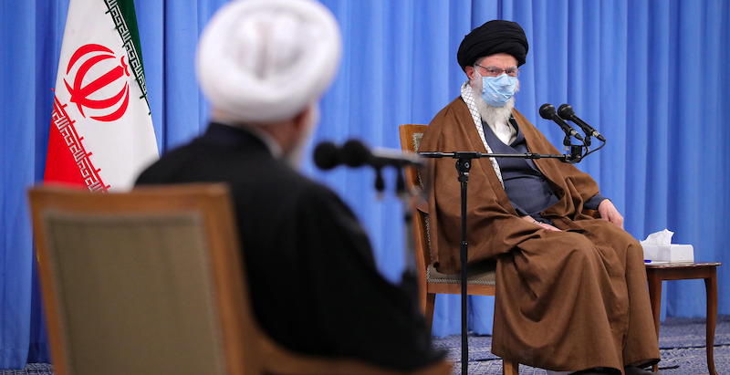 Ali Khamenei e Hassan Rouhani, di spalle, a Teheran il 24 novembre 2020 (EPA/SUPREME LEADER OFFICE)