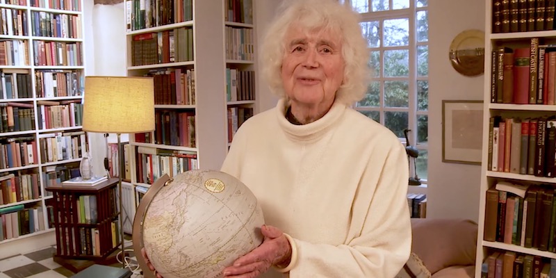 La storica gallese Jan Morris nel 2018, dopo aver ricevuto un premio (Canale YouTube di Stanfords)