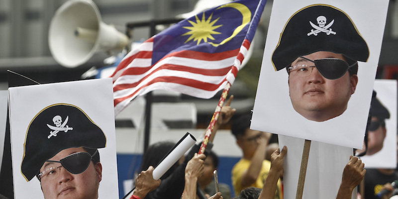 Manifestanti nel 2018 a Kuala Lumpur, la capitale della Malaysia, rappresentano Jho Low come un pirata. (AP Photo/Sadiq Asyraf, File)