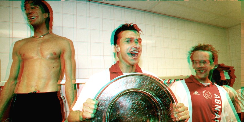 Joey Didulica, a sinistra, mentre festeggia il campionato vinto con l'Ajax nel 2002 (Stanley Gontha/Bildbyran via ZUMA Wire)