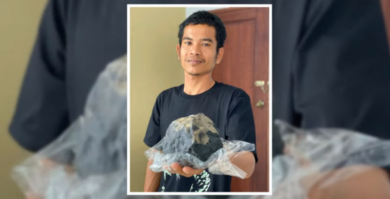 Josua Hutagalung. Lo scorso 1 agosto un meteorite di più di 2 chili ha sfondato il tetto della sua casa a Kolang, nel nord dell'isola di Sumatra, in Indonesia. Screenshot dal servizio di Patryn World Latest News.