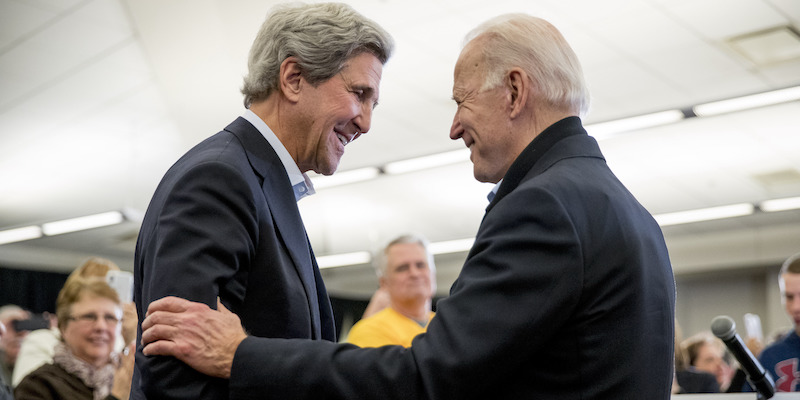 John Kerry e Joe Biden. (AP Photo/Andrew Harnik, File)