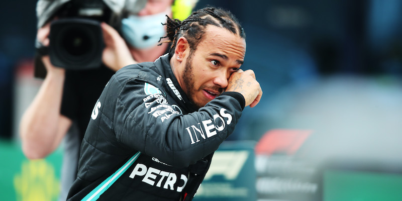 Lewis Hamilton in lacrime dopo la vittoria del suo settimo titolo in Formula 1 (Tolga Bozoglu - Pool/Getty Images)