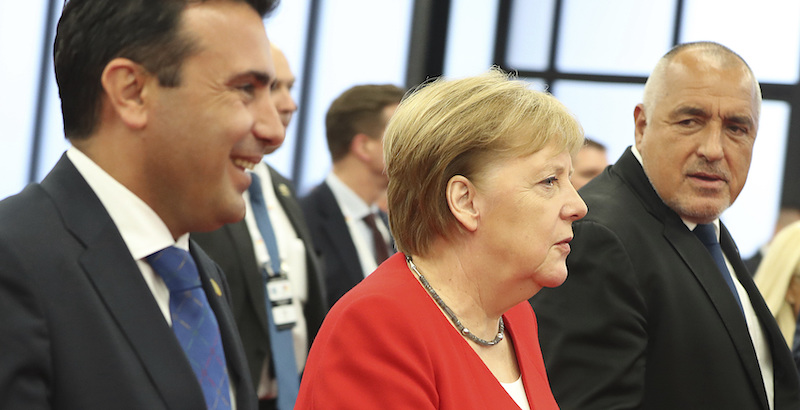 Angela Merkel insieme al primo ministro bulgaro, Boyko Borisov (a destra), e al primo ministro macedone Zoran Zaev (AP Photo/Czarek Sokolowski)