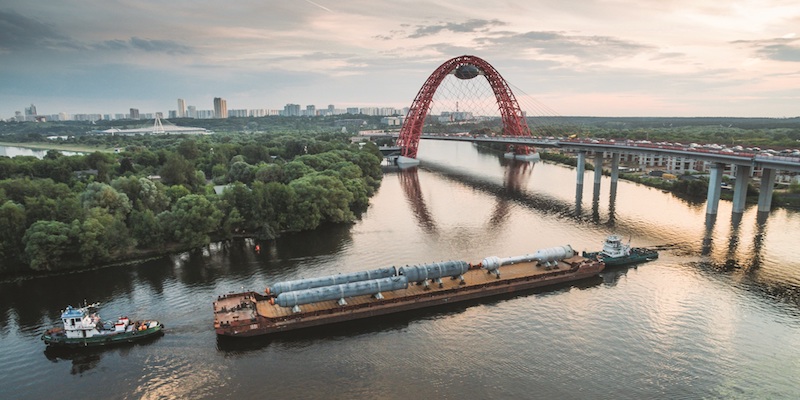 Trasporto di componenti di grandissime dimensioni lungo il fiume Moscova a Mosca, in Russia (Maire Tecnimont)